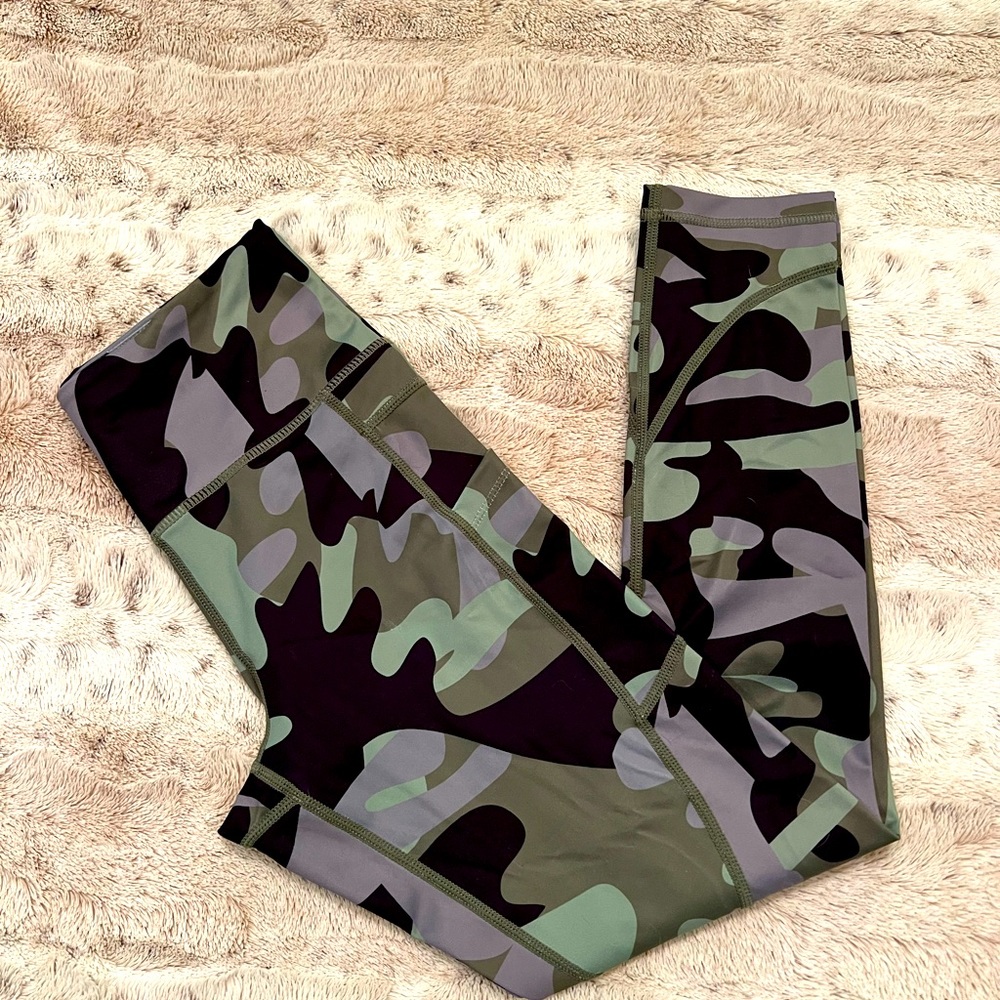 Zyia pocket Light N Tight Camo leggings